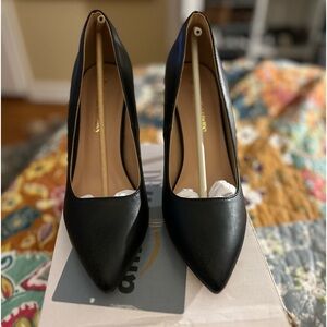 Dream Pairs closed toe heels. Size 9.5